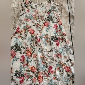 Floral woman’s top. Sleeveless, soft & fresh.. Size XL